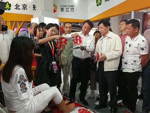 百件残疾人手工艺品亮相文博会，北京助残就业服务再升级